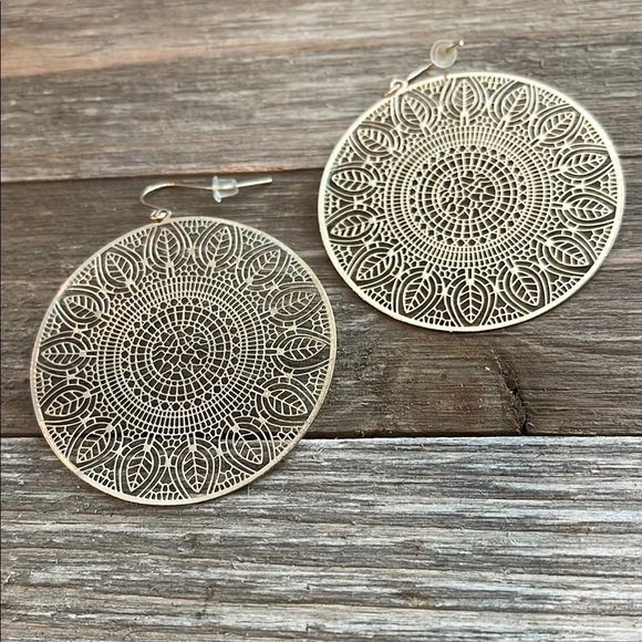 ❄️ Plunder Intricate Silver Mandala Earrings - Picture 7 of 10